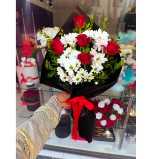 Aşk ve Neşe Buketi ( Papatya Buketi + 5 Adet Gül )
